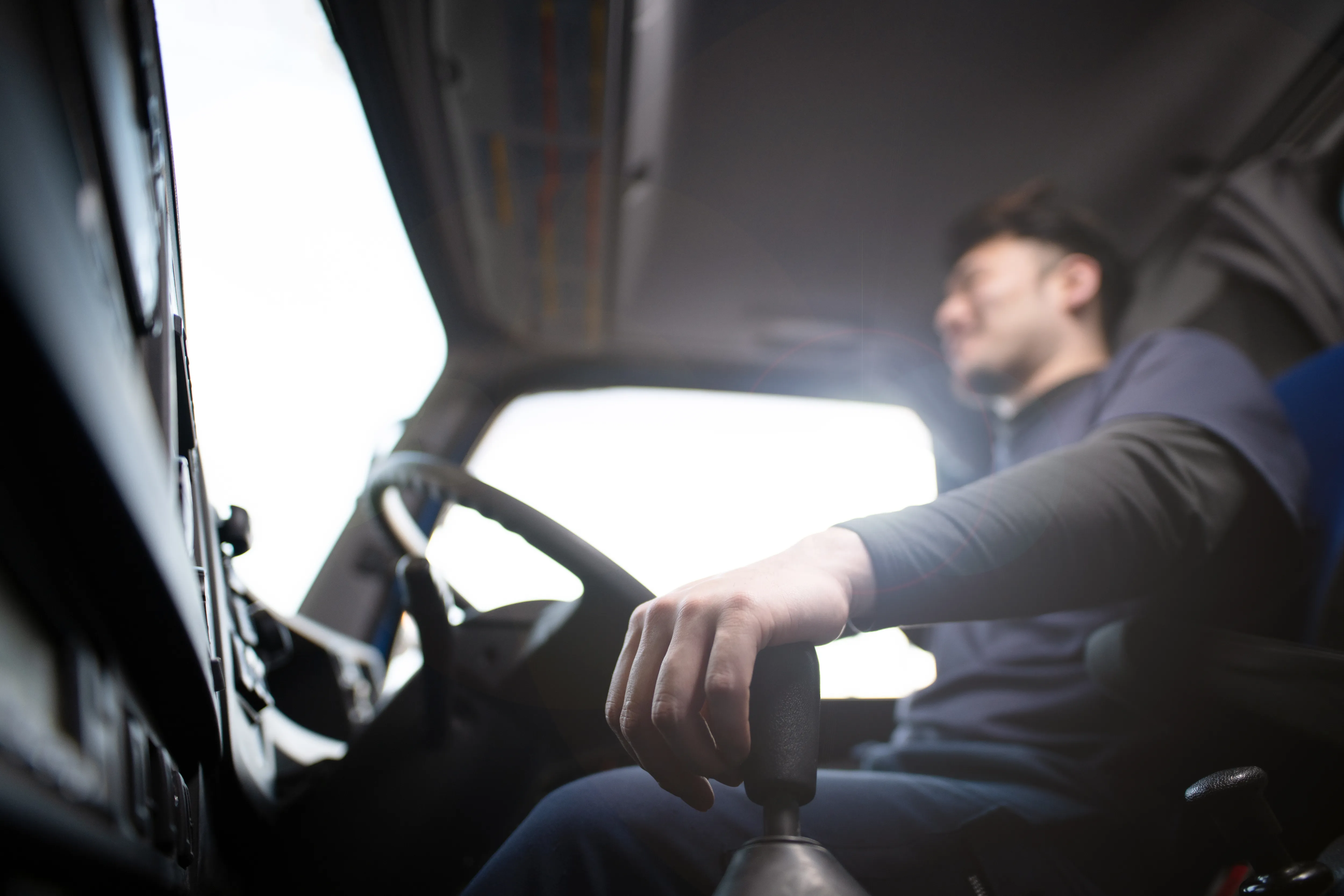 運転操作中のドライバー